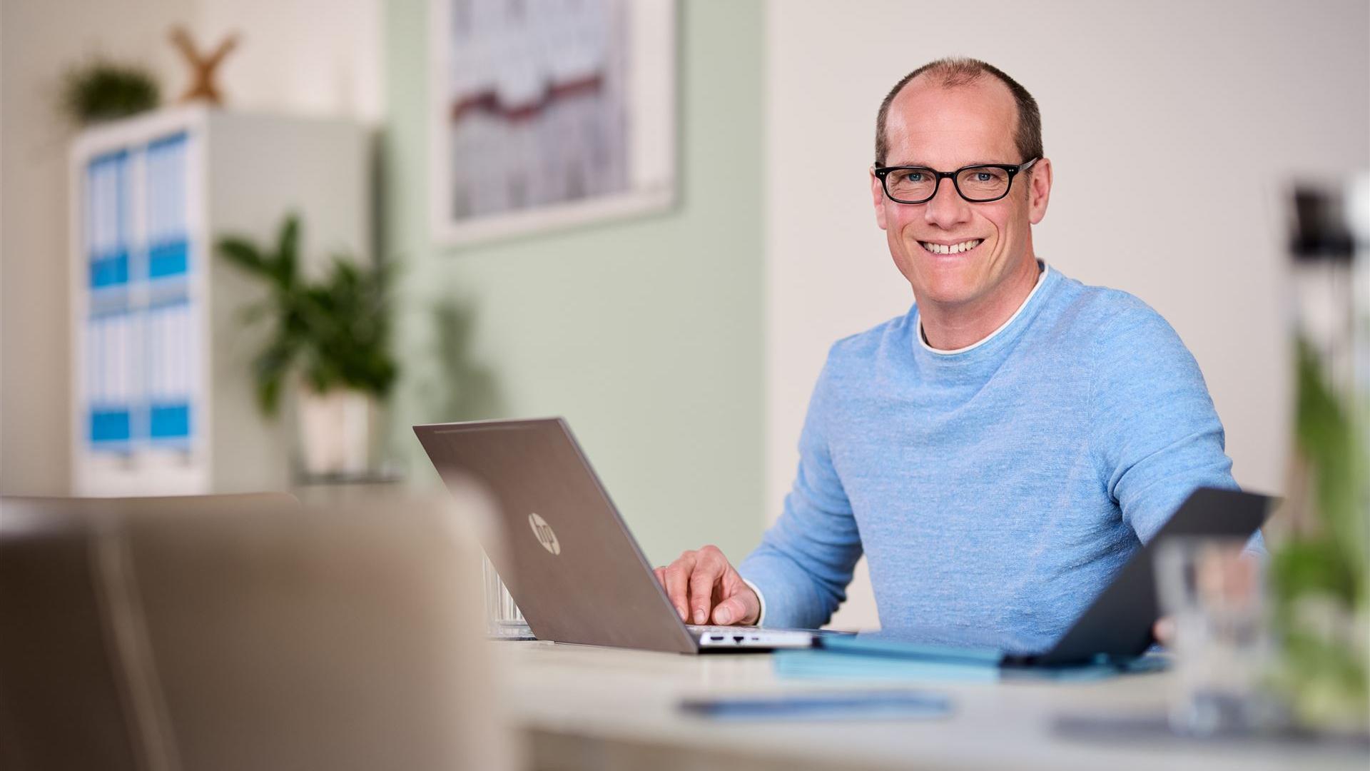 Marketingberater begleitet Unternehmen bei Website, Markenauftritt und strategischer Ausrichtung